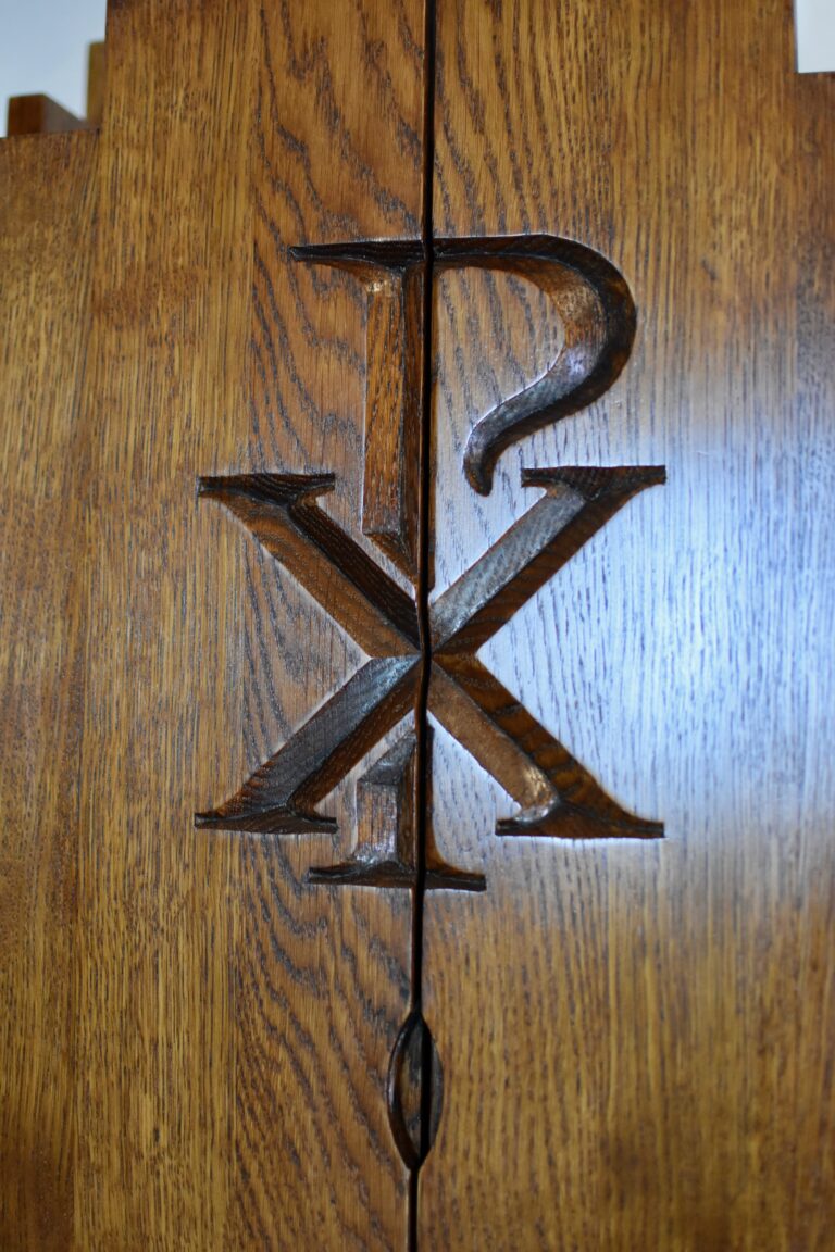 oak_aumbry_carved_detail