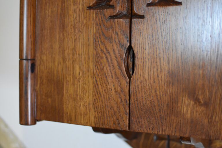 oak_aumbry_door_opening_detail